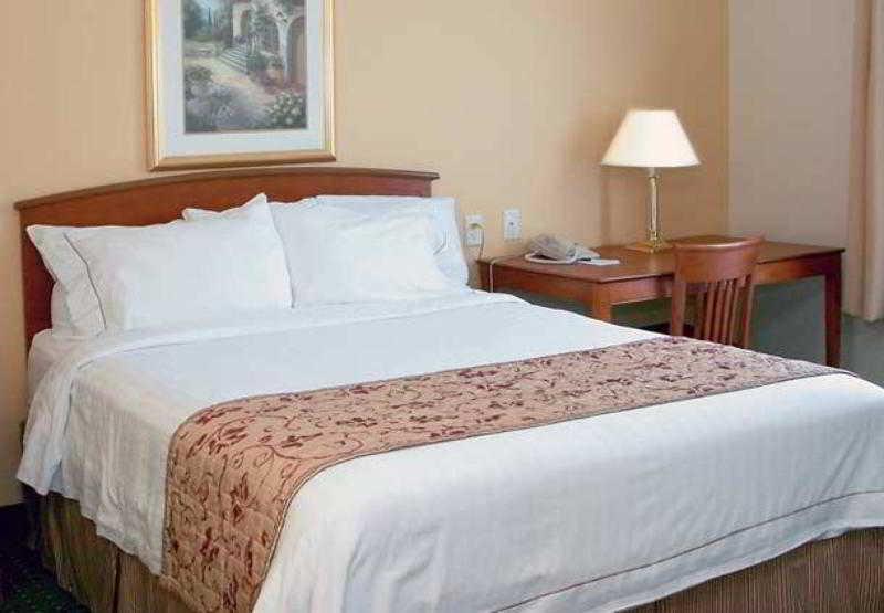 Towneplace Suites Raleigh Cary/Weston Parkway מראה חיצוני תמונה